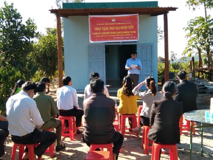 Uỷ ban MTTQ Việt Nam huyện Ea H’leo bàn giao nhà đại đoàn kết cho hộ nghèo trên địa bàn xã Cư A Mung